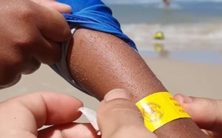 Cerca de 250 crianças receberam pulseiras de identificação em maguinhos