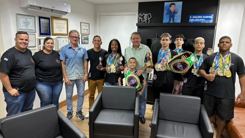 Campeões e promessas do esporte de Cariacica são recebidos Prefeito Euclério Sampaiopelo