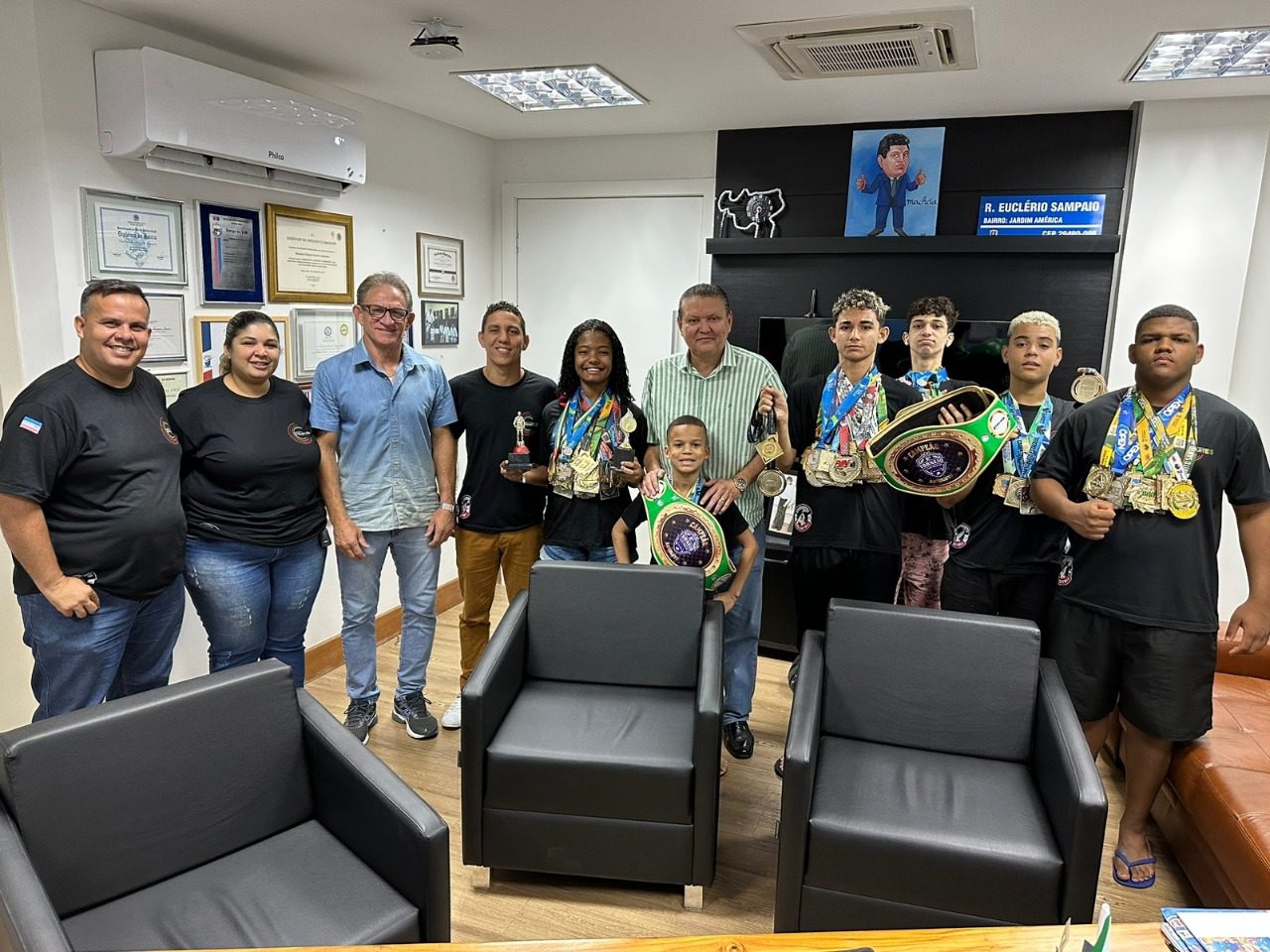 Campeões e promessas do esporte de Cariacica são recebidos Prefeito Euclério Sampaiopelo