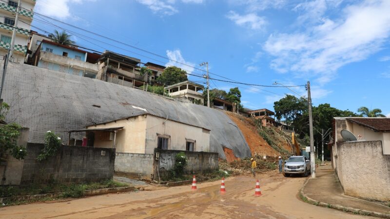 A Secretaria de Obras de Cariacica está instalando proteção contra deslizamentos em Vale Esperança