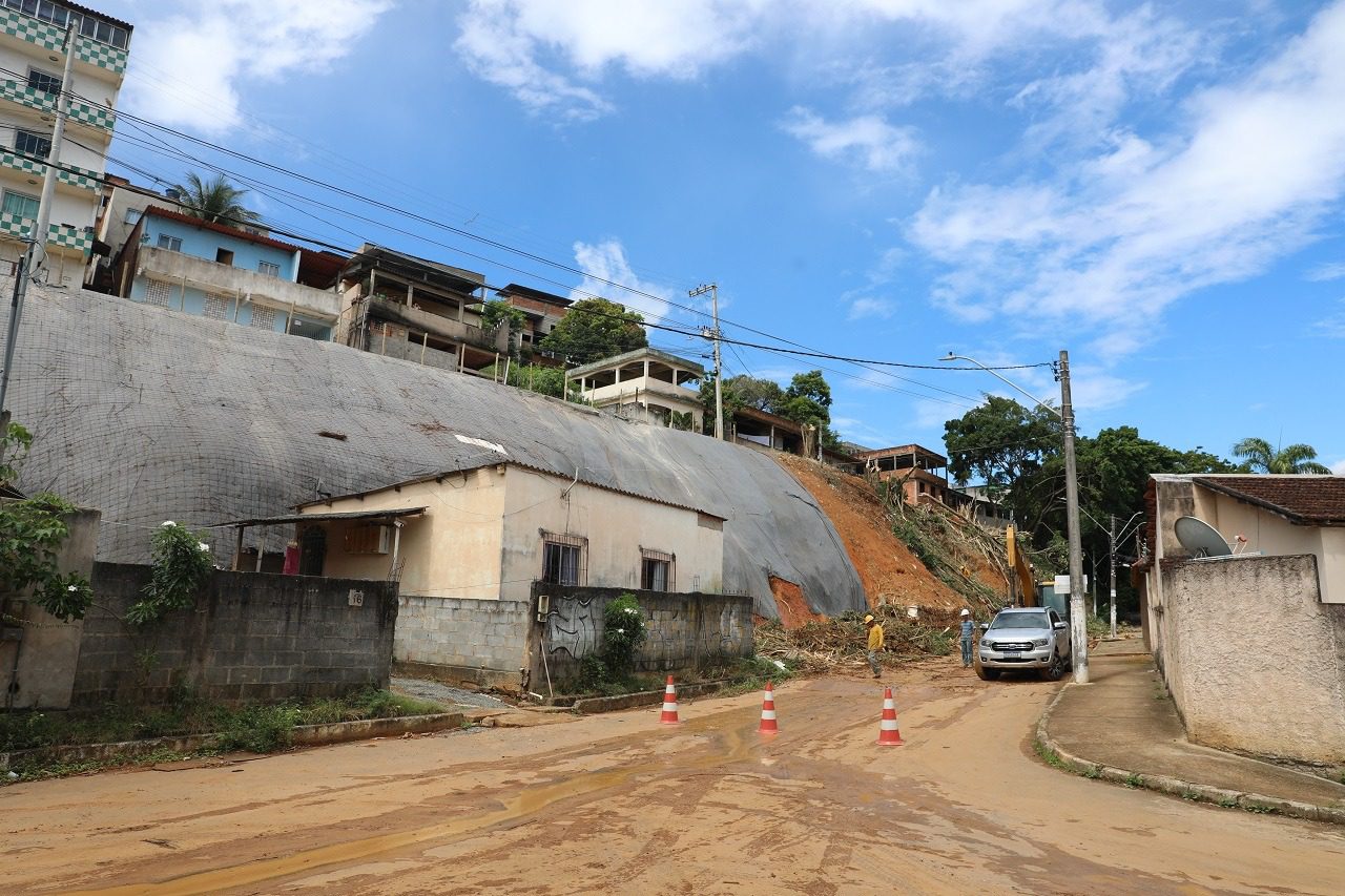 A Secretaria de Obras de Cariacica está instalando proteção contra deslizamentos em Vale Esperança