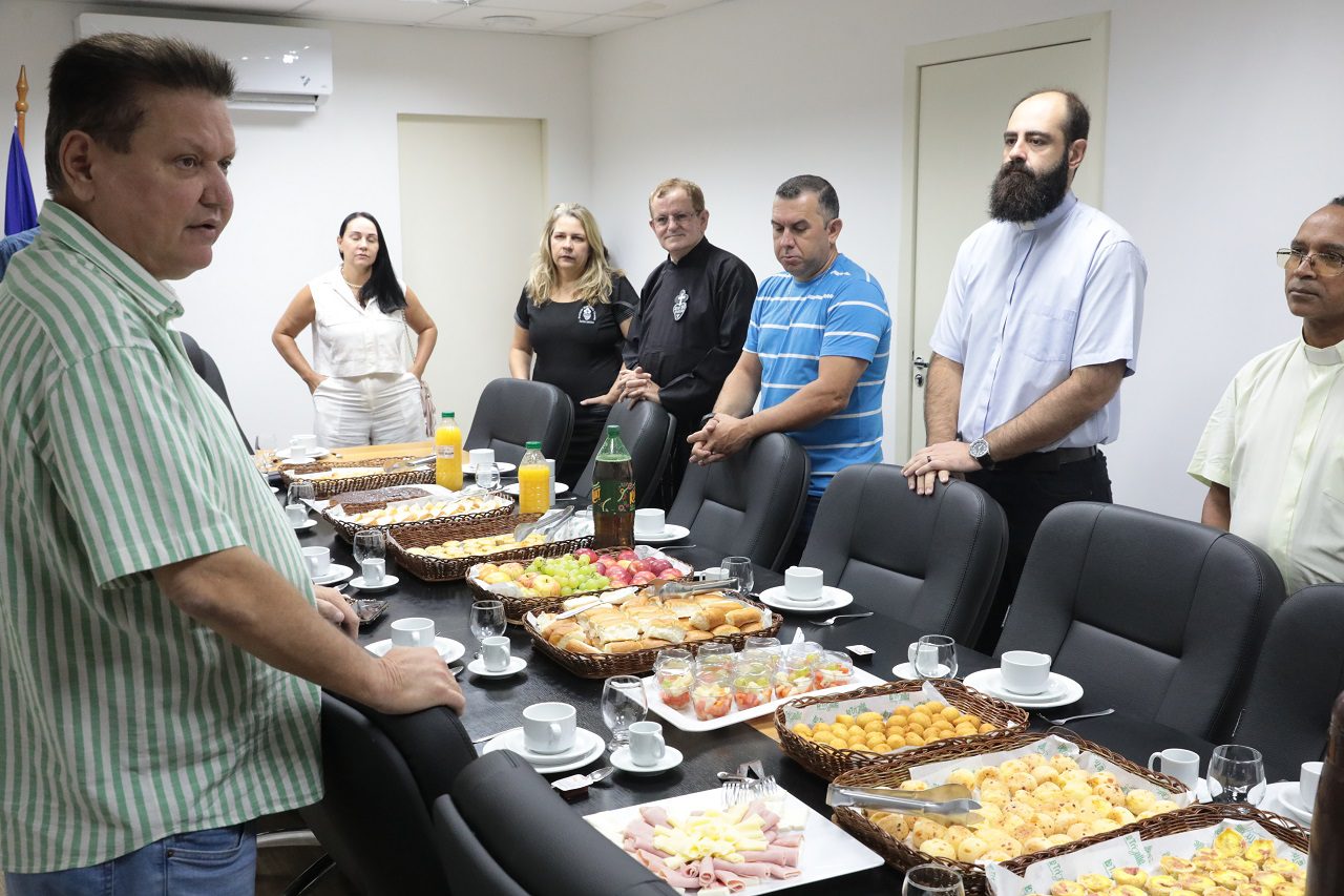 Prefeito Euclério Sampaio recebe lideranças católicas do município de Cariacica