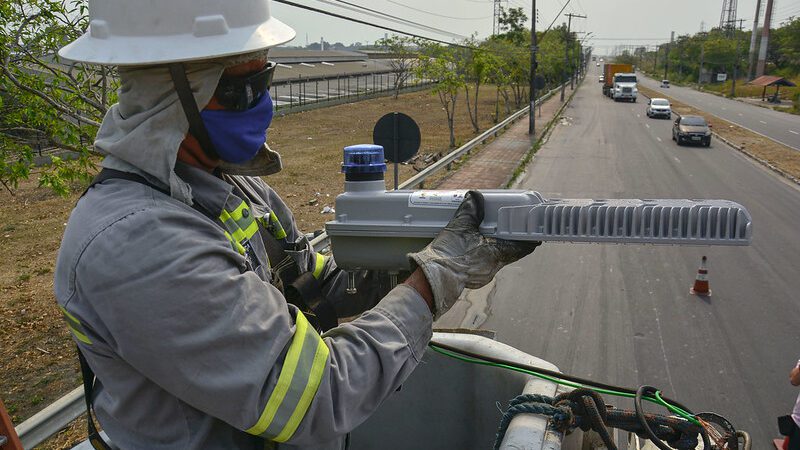 Secretaria de Serviços realiza instalação com lâmpadas de LED no trecho da Rodovia do Contorno