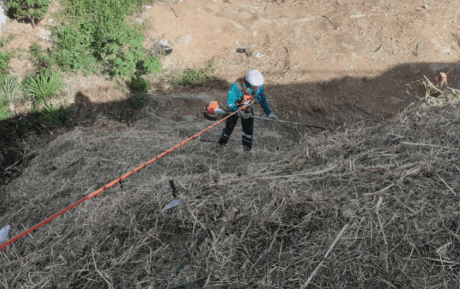 Coletores alpinistas concluem limpeza no muro de contenção em Cariacica