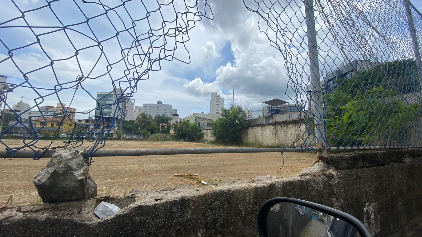 Leonardo Monjardim realiza audiência para debater futuro de campo abandonado em Santa Lúcia