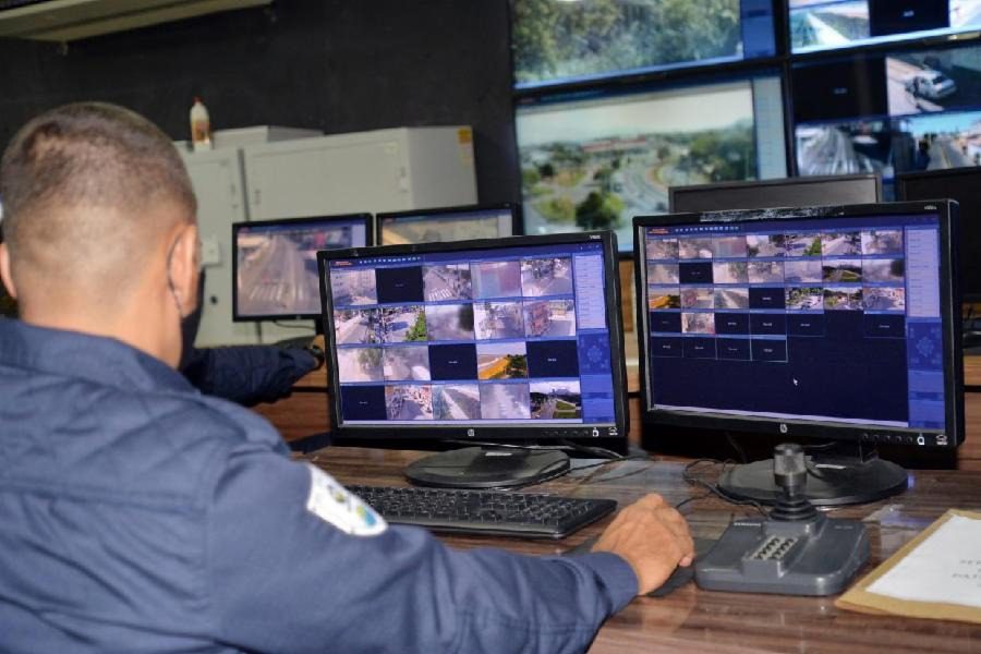 Câmeras da prefeitura flagram adolescentes pichando ameaças em escola de Carapebus na Serra