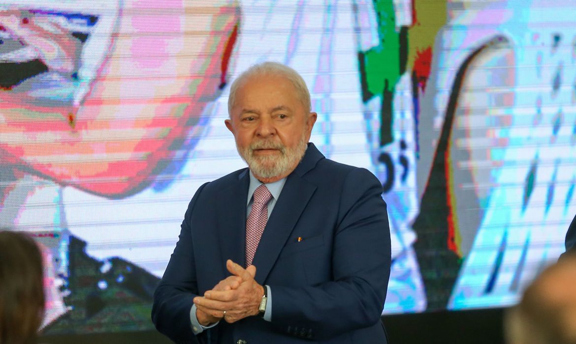 Lula diz em Portugal que não vai vender empresas públicas brasileiras