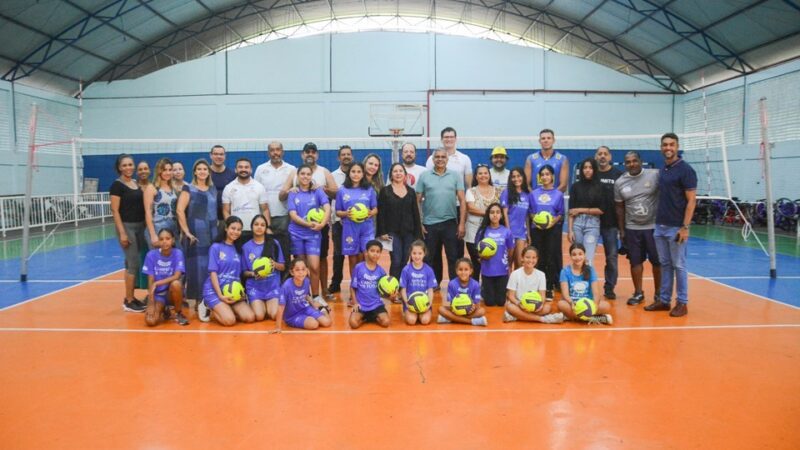 Federação de Vôlei inaugura núcleo com aulas gratuitas para crianças e jovens de 12 a 16 anos