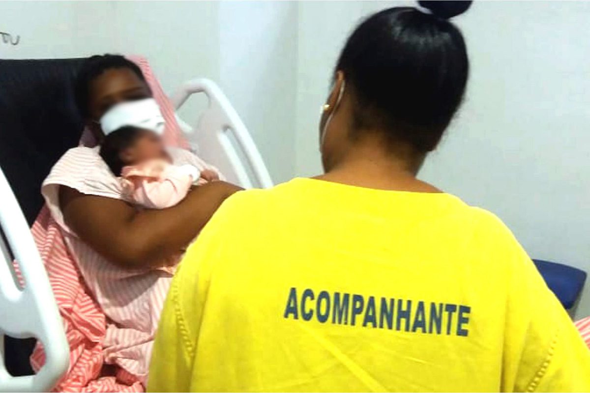 Entra em vigor lei que garante acompanhante para mulheres em consultas médicas