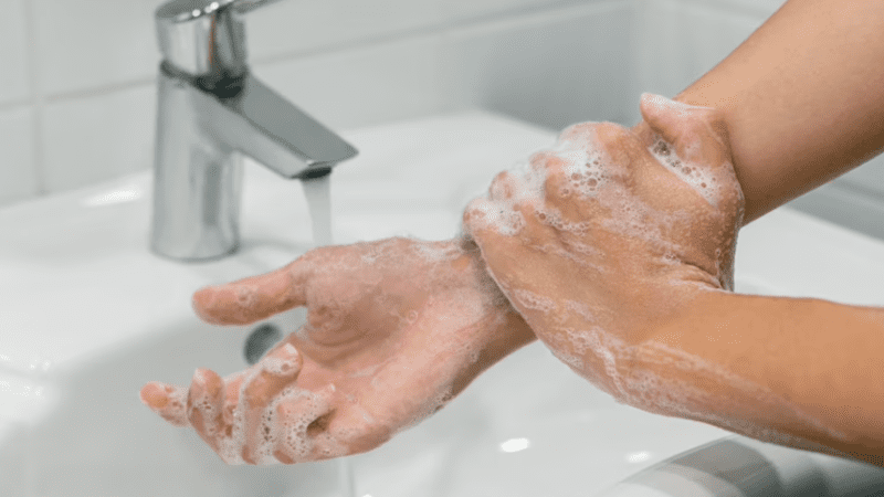 “Mesmo após pandemia, hábito de higienizar as mãos continua sendo fundamental para a saúde”, relembra infectologista
