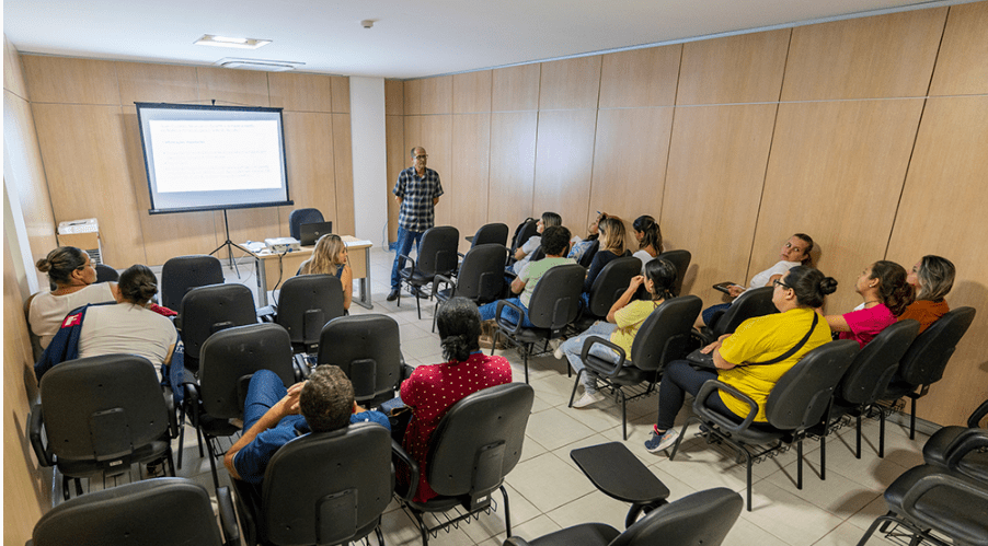 Secretaria Municipal de Saúde de Marataízes capacita equipe para coleta do teste do pezinho nas unidades