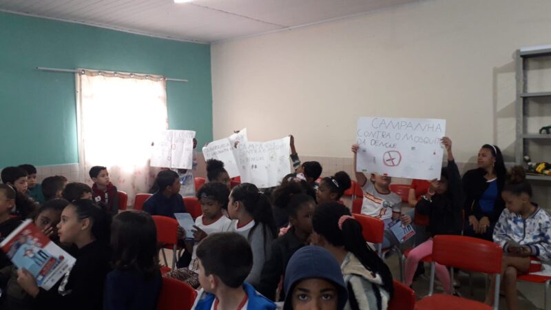 Equipe da Vigilância Ambiental realiza palestras sobre prevenção e cuidados no combate à dengue na Escola Alzira Gomes