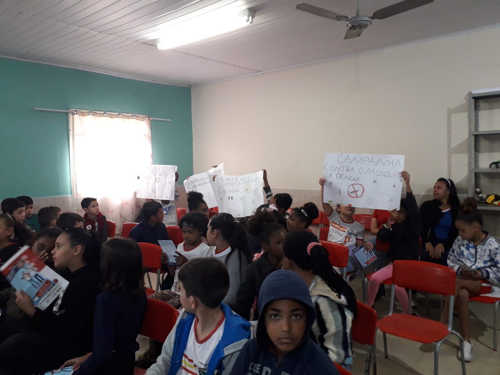 Equipe da Vigilância Ambiental realiza palestras sobre prevenção e cuidados no combate à dengue na Escola Alzira Gomes