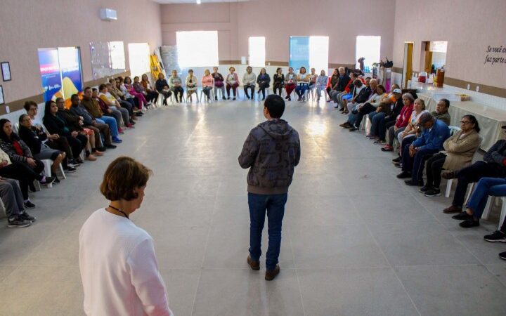 Profissionais do CRAS promovem roda de conversa com idosos do SCFV sobre programas de benefícios