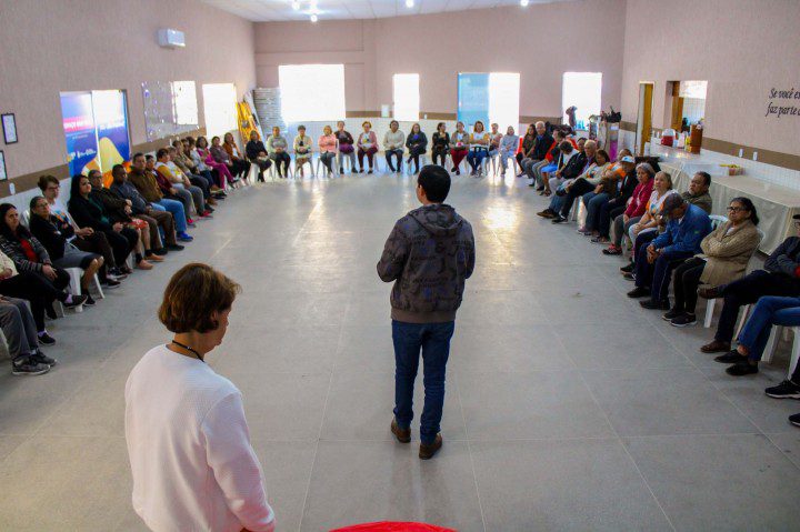 Profissionais do CRAS promovem roda de conversa com idosos do SCFV sobre programas de benefícios