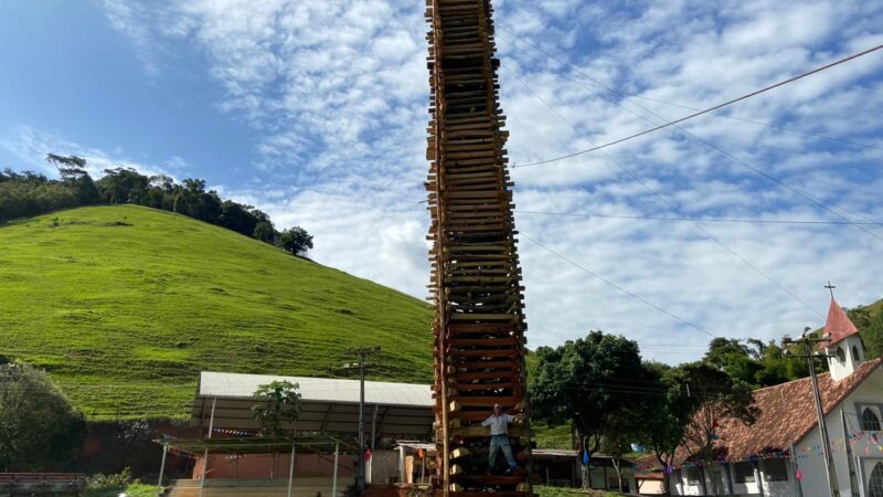 Tradicional fogueira gigante da comunidade de Cachoeirinha em Rio Novo do Sul terá cerca de 23 metros