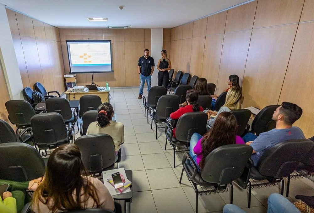 Secretaria Municipal de Saúde capacita enfermeiros da UPA 24h em urgências e emergências