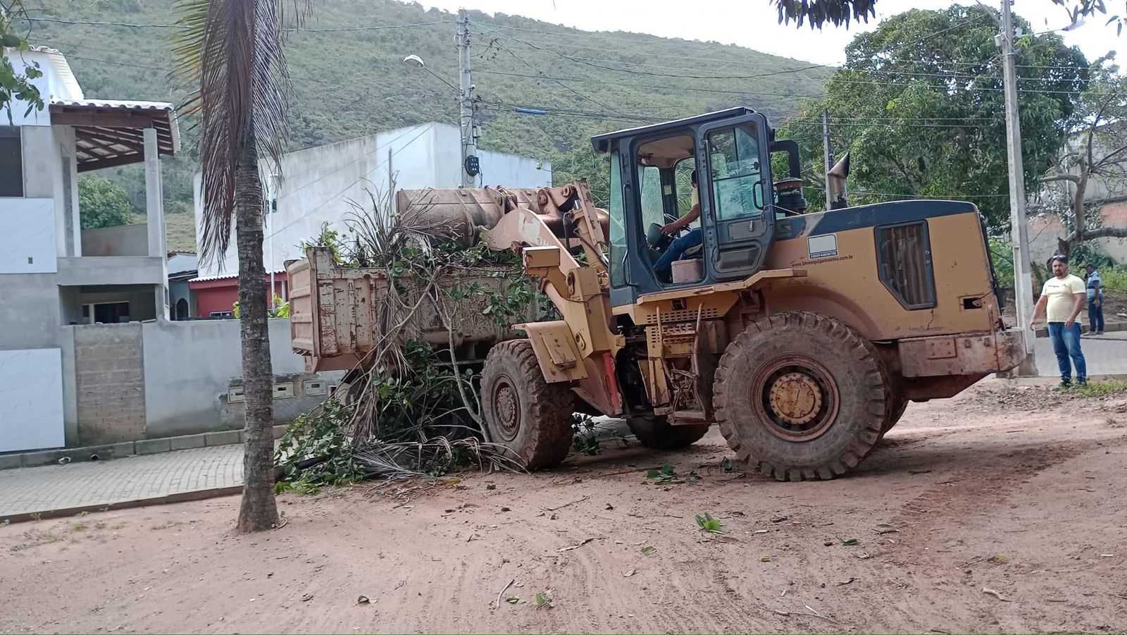 Litoral: 34 ruas e 77 caçambas de entulho em uma semana