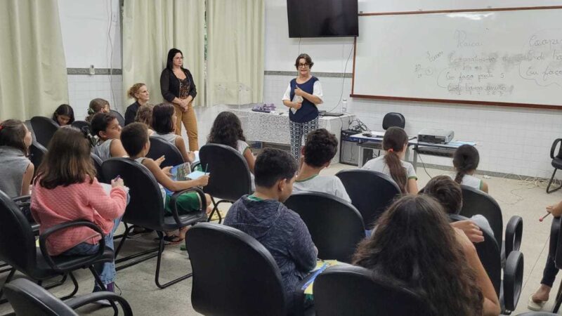 Alunos da Escola Ana Araújo participam de oficina sobre textualidade com a professora Francisca Mota