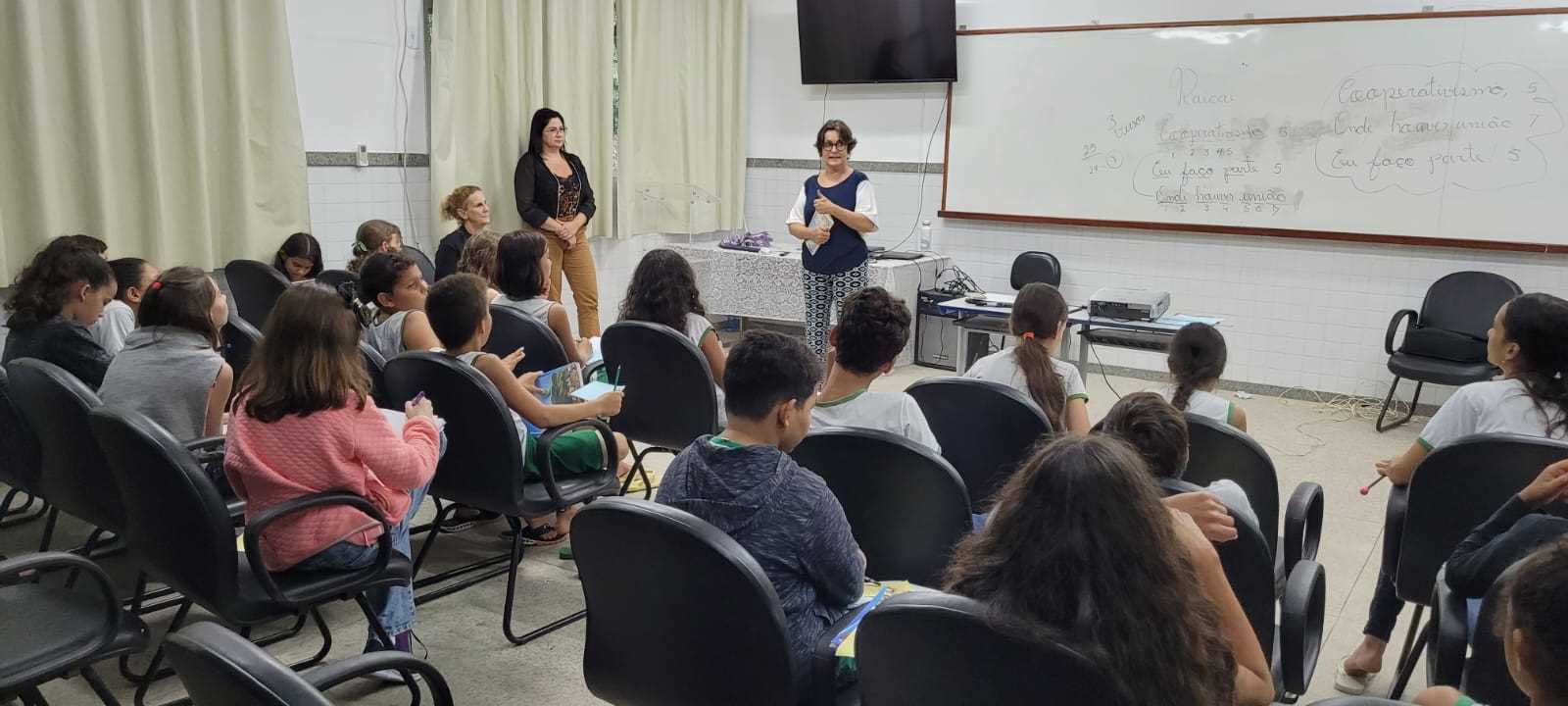 Alunos da Escola Ana Araújo participam de oficina sobre textualidade com a professora Francisca Mota