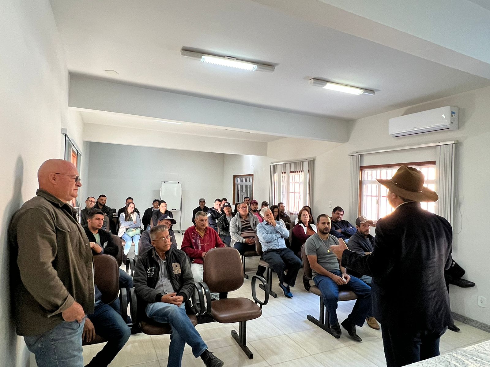 Prefeito Levi Marques de Souza se reuniu com representantes da Associação dos Produtores Rurais de Brejetuba