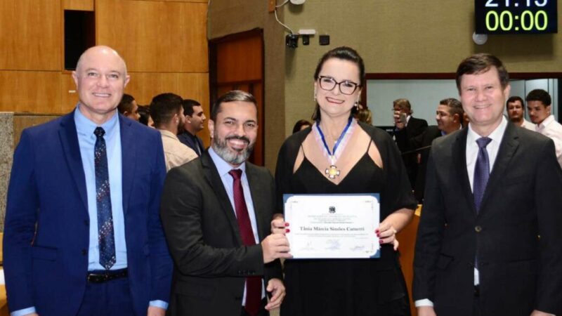 Guarapari: diretora da escola Angélica Paixão recebe homenagem na Assembleia Legislativa