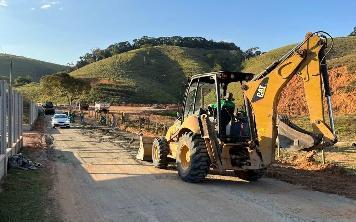 PREFEITO ACOMPANHA ANDAMENTO DAS OBRAS DE RECUPERAÇÃO DA ESTRADA QUE LIGA GUAÇUÍ A SÃO TIAGO