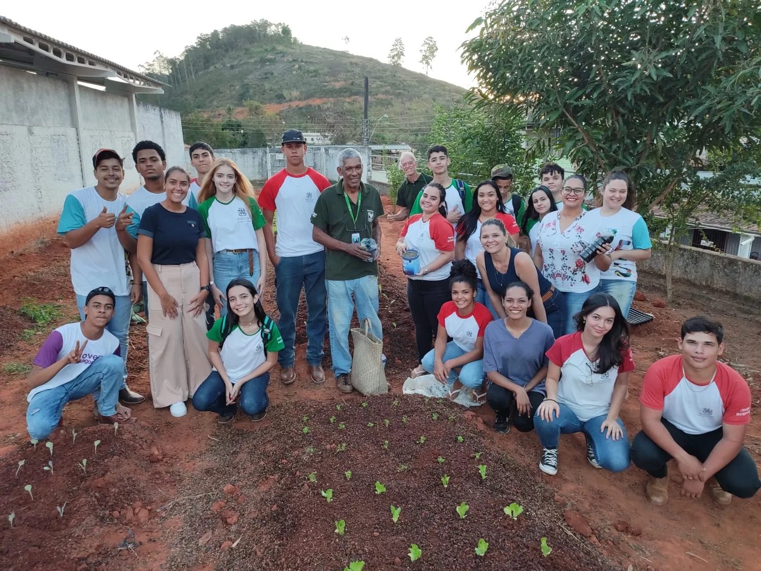 Colheita do Sucesso: Hortas Educacionais em Atílio Vivacqua Cumprem Objetivo Socioambiental