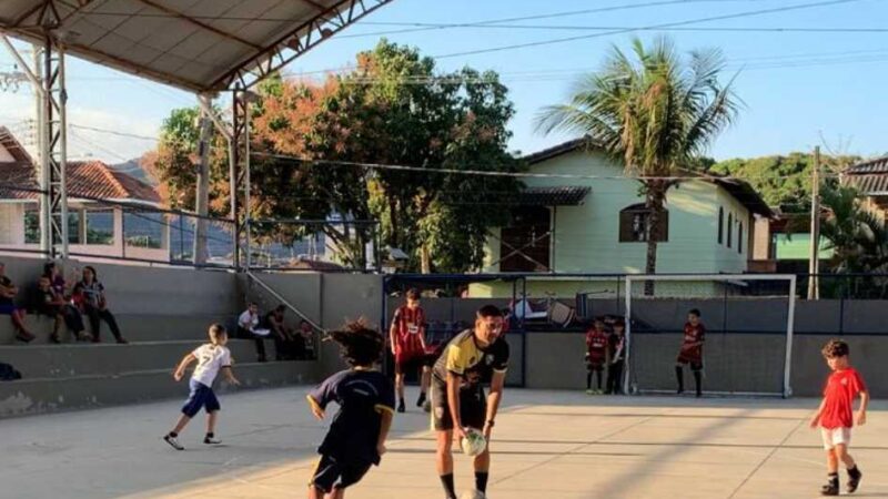 Projeto viva esportes oferece aula de futsal em itaipava