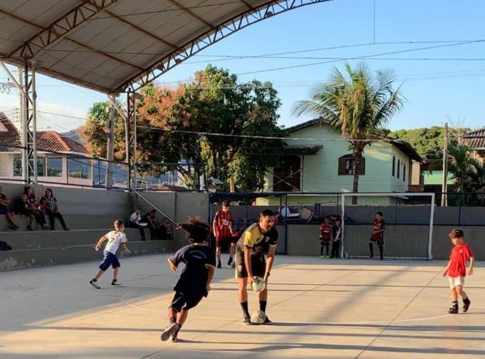 Projeto viva esportes oferece aula de futsal em itaipava