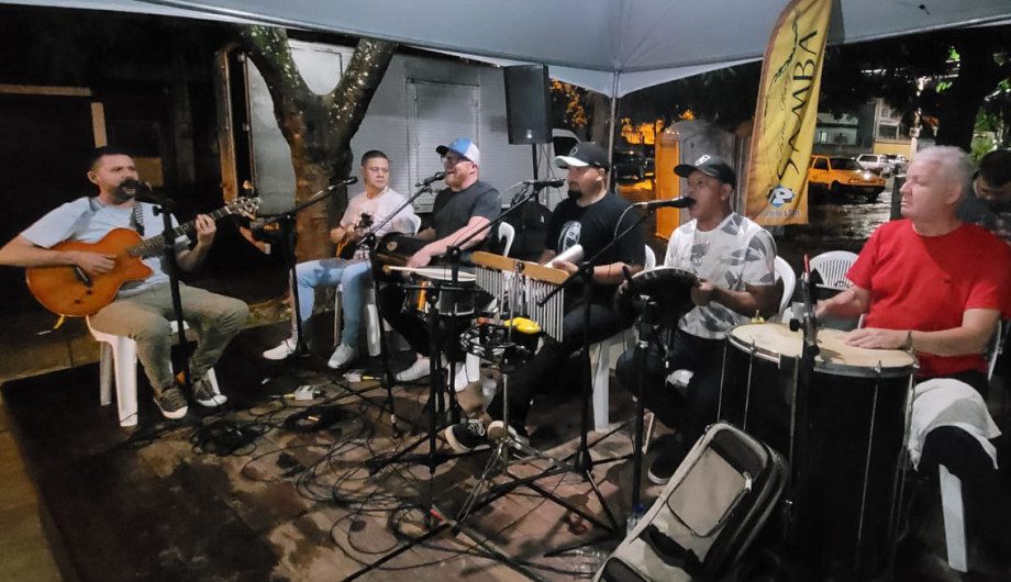 Edgard Pinheiro anima noite de sexta (1) na praça de Itaoca