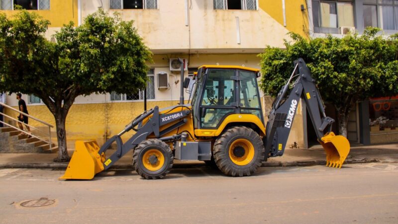 Iúna recebe novo equipamento: máquina retroescavadeira é entregue.