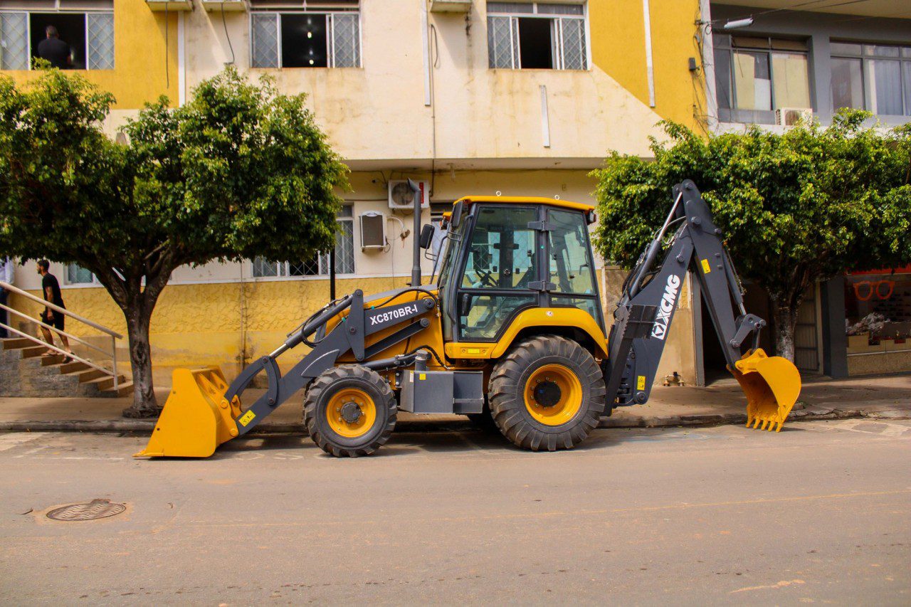 Iúna recebe novo equipamento: máquina retroescavadeira é entregue.