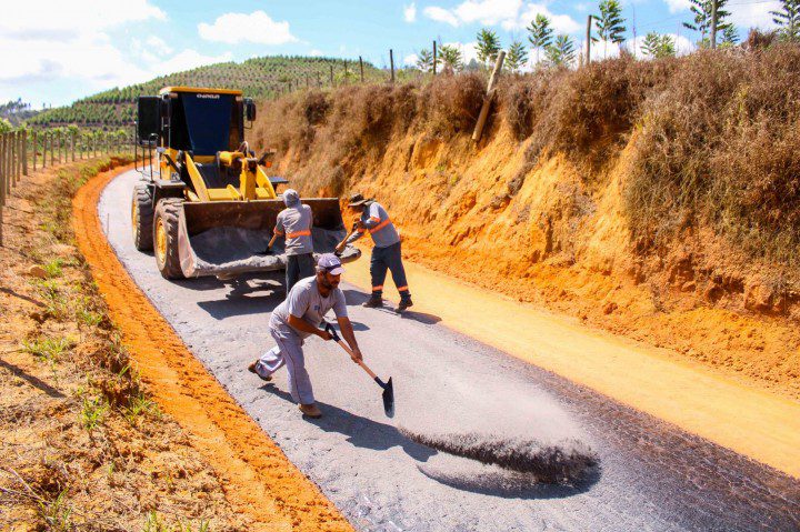 Prefeitura inicia asfaltamento em Laranja da Terra