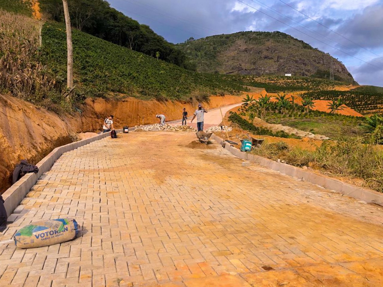 Prefeitura inicia calçamento na comunidade Terra Corrida