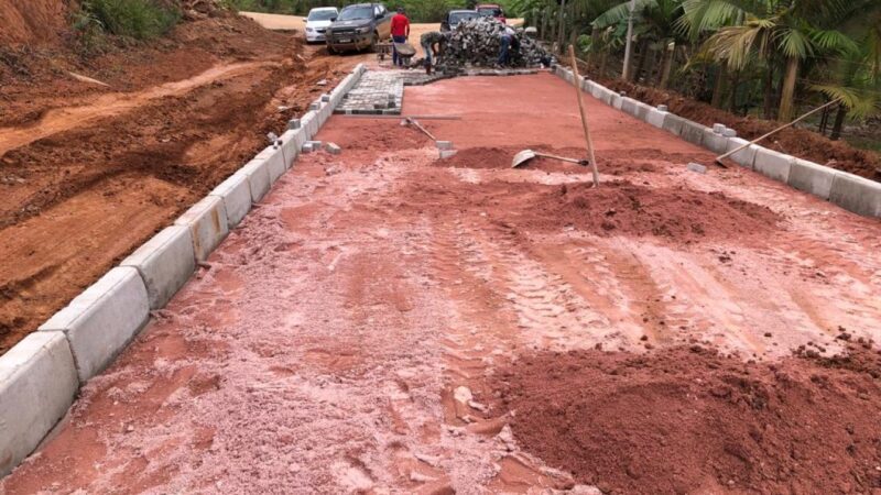 Prefeitura deu início ao calçamento na estrada de acesso ao Pico do Colosso.