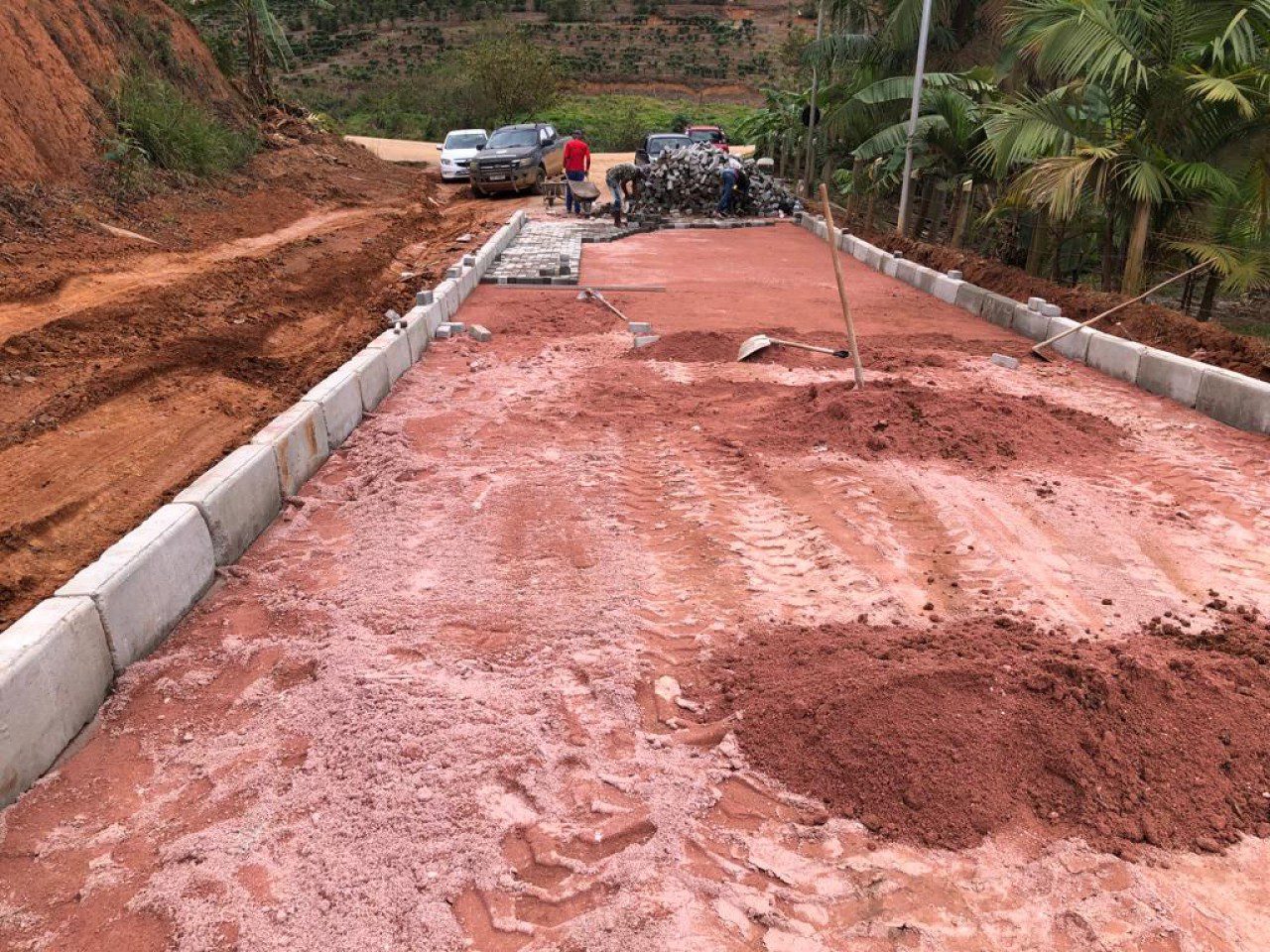 Prefeitura deu início ao calçamento na estrada de acesso ao Pico do Colosso.