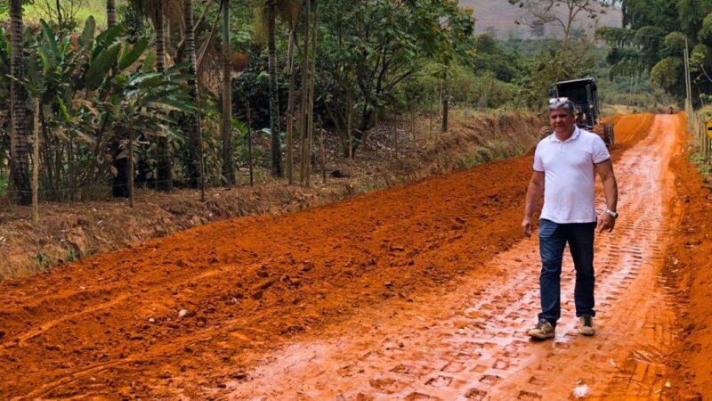 Prefeito de Iúna acompanha a preparação para asfaltamento em São João do Príncipe