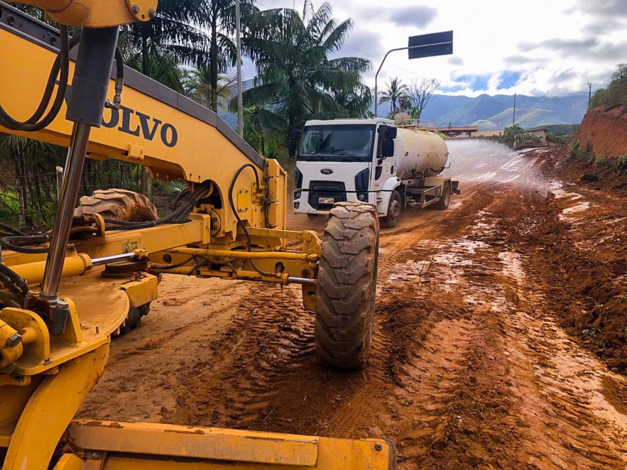 Estrada de acesso ao Pico do Colossos já está sendo preparada para receber o calçamento