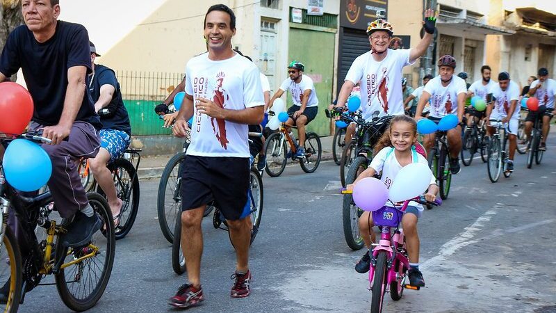 Quase 300 ciclistas foram às ruas de Cachoeiro comemorar o Dia dos Pais