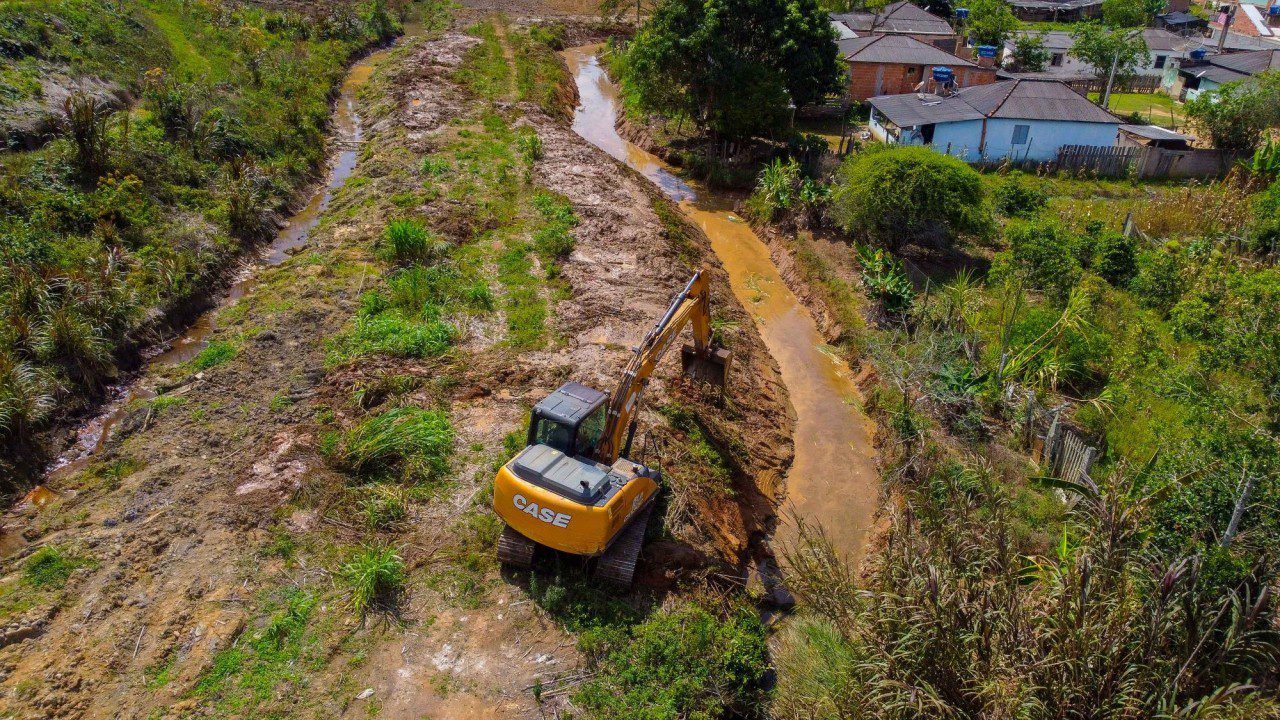 Desassoreamento em Andamento: Córrego de Santíssima Trindade Recebe Cuidados da Prefeitura.