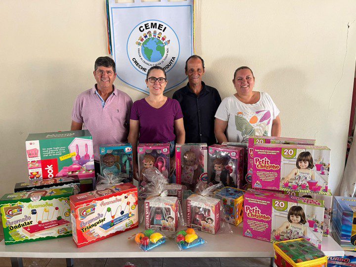 Crianças Recebem Brinquedos da Prefeitura de Guaçuí na Creche Dona Niquita.