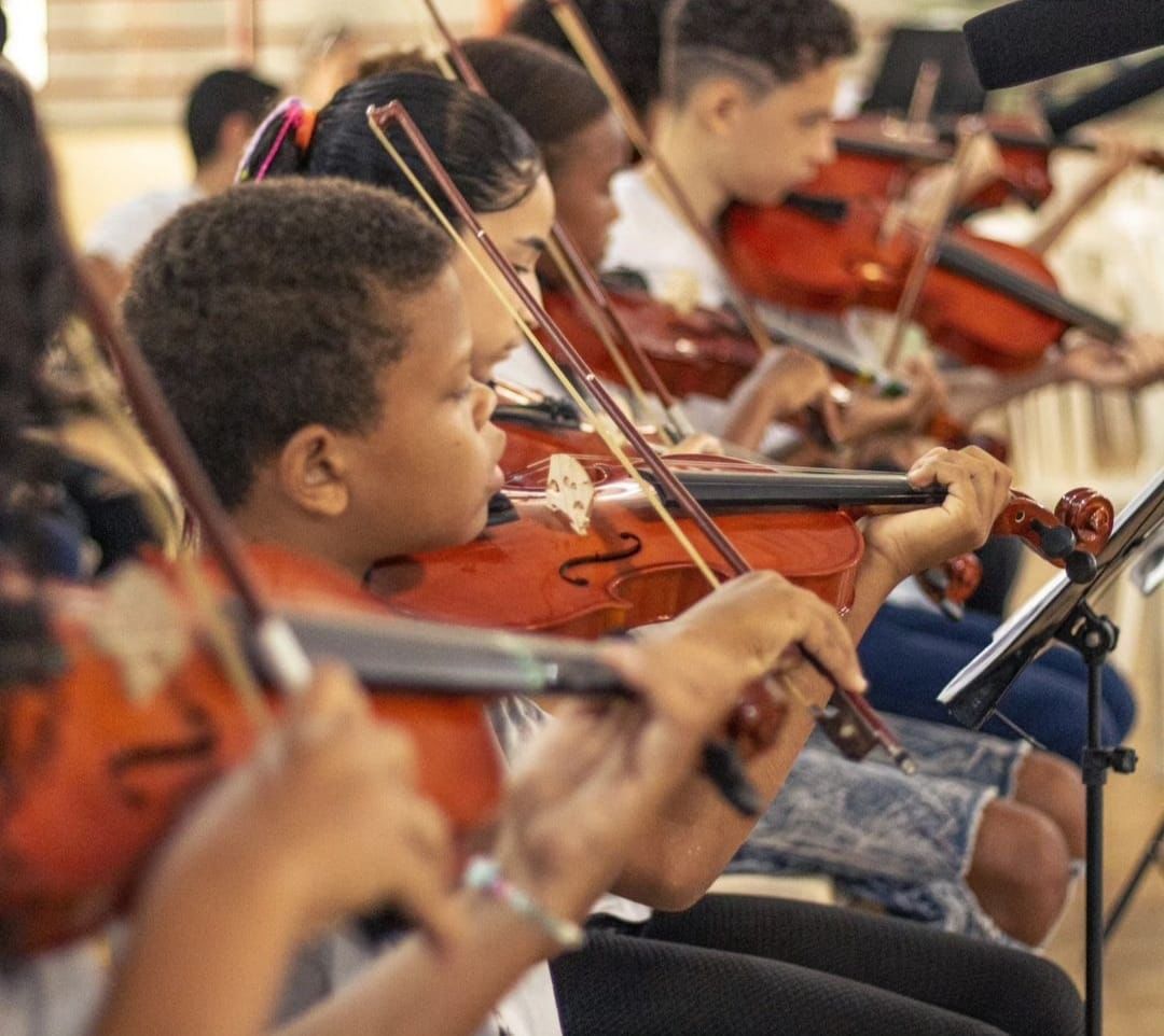 Celebração de Talentos: 2 Mil Espectadores Aplaudem Crianças de ONGs em Festival de Guarapari