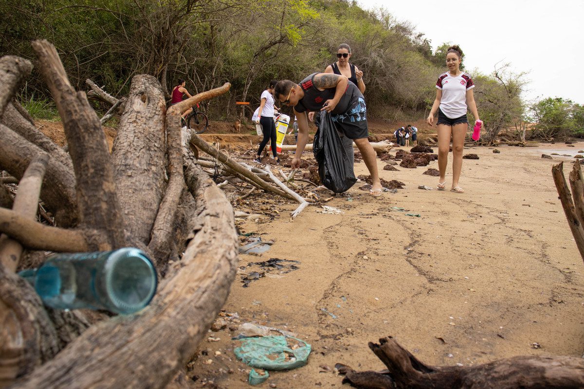 Piúma em Ação: Mutirão de Limpeza do Rio Inspira Consciência Ambiental