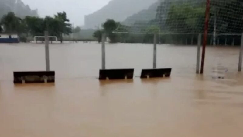 Rio em Ibitirama Transborda, Deixando Ruas Submersas e População em Alerta