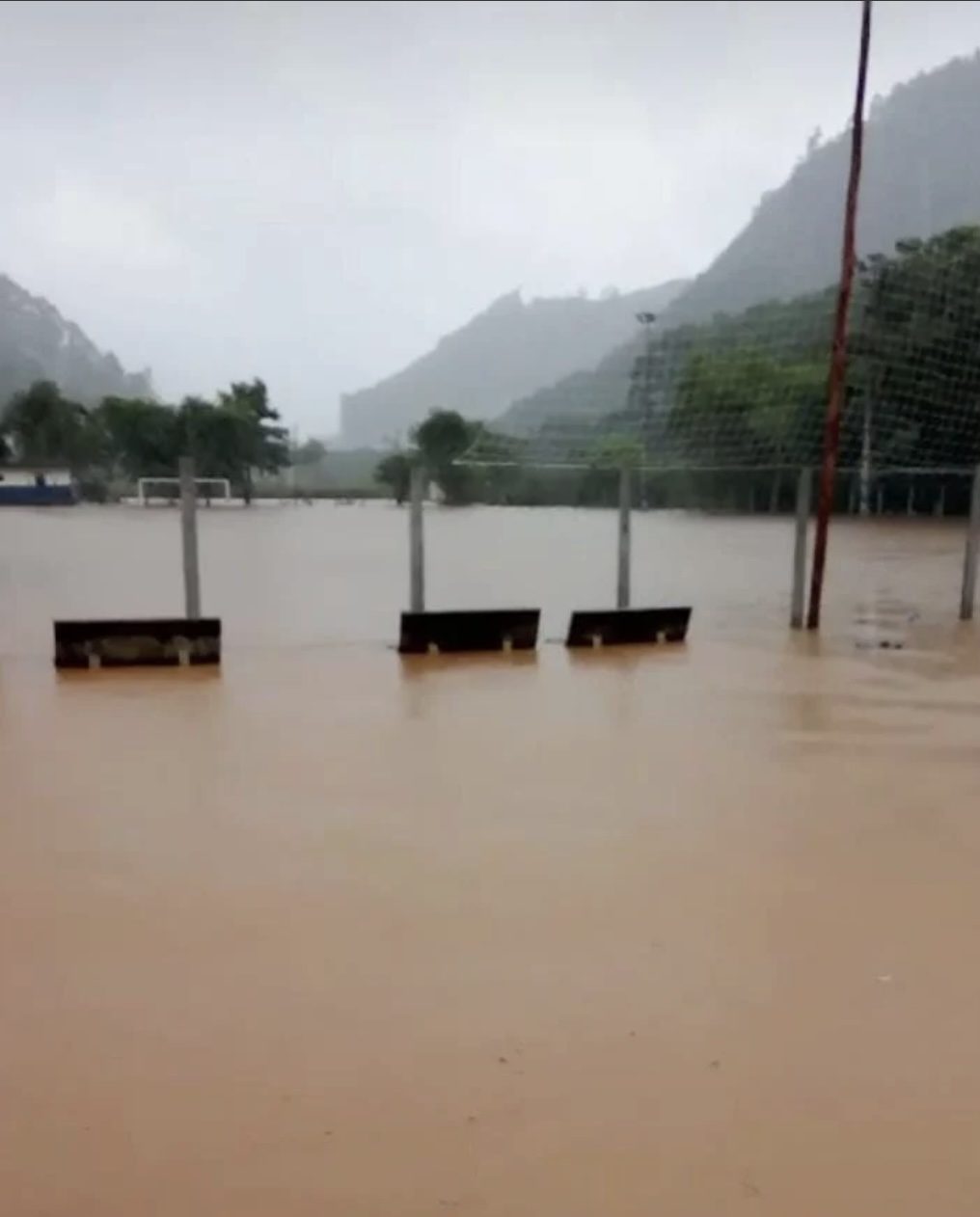 Rio em Ibitirama Transborda, Deixando Ruas Submersas e População em Alerta