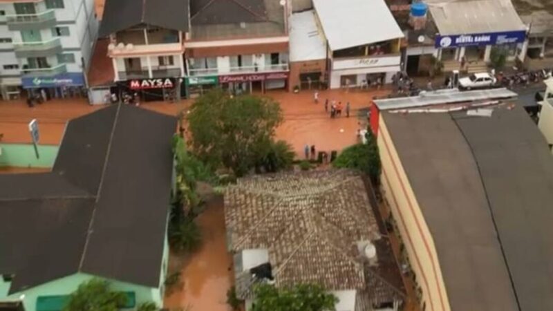 Temporal Arrasta Móveis e Inunda Ruas e Escola em Domingos Martins