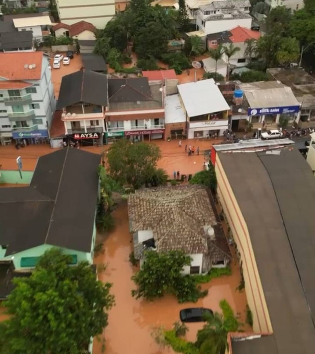 Temporal Arrasta Móveis e Inunda Ruas e Escola em Domingos Martins