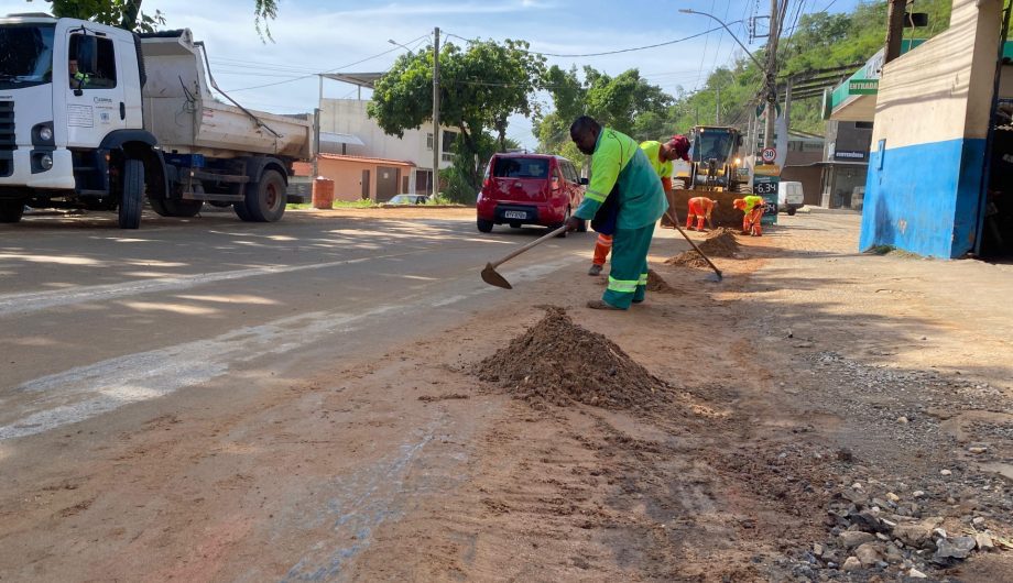 Equipes da Prefeitura de Cachoeiro Atuam na Limpeza e Desobstrução de Vias pós-temporal