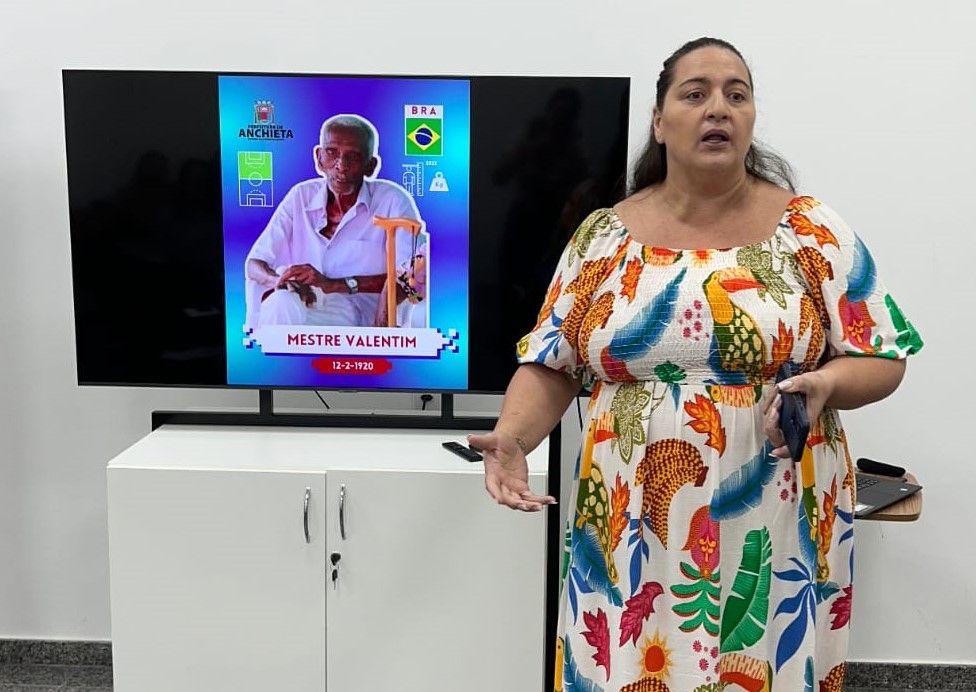 Professora recebe prêmio do Sebrae por álbum de figurinhas antirracista